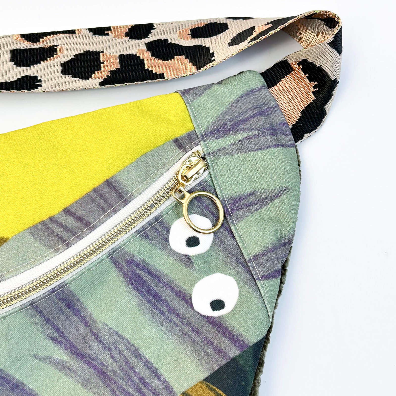 Hills have eyes beltbag details