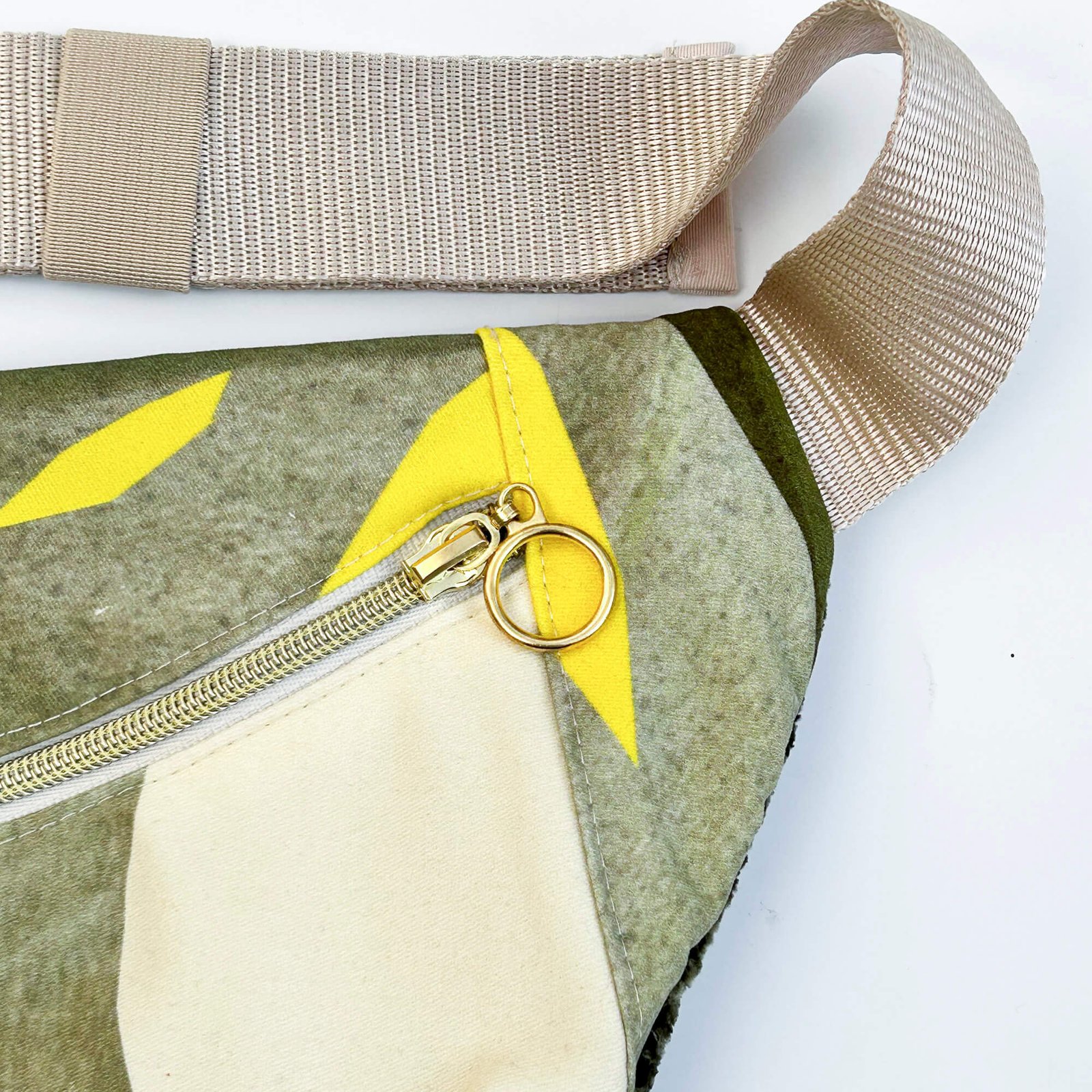 Beltbag hidden dragon details