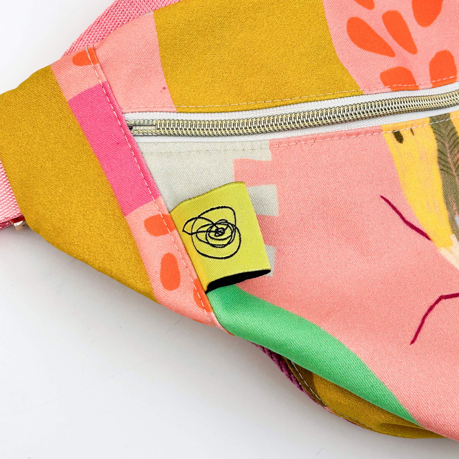 Beltbag candy bug 217 detail