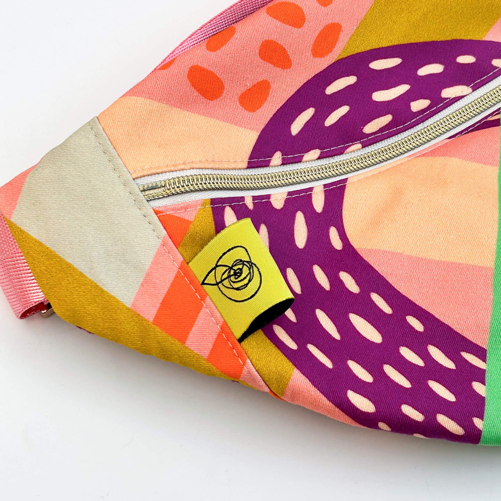 Beltbag candy bug 218 detail