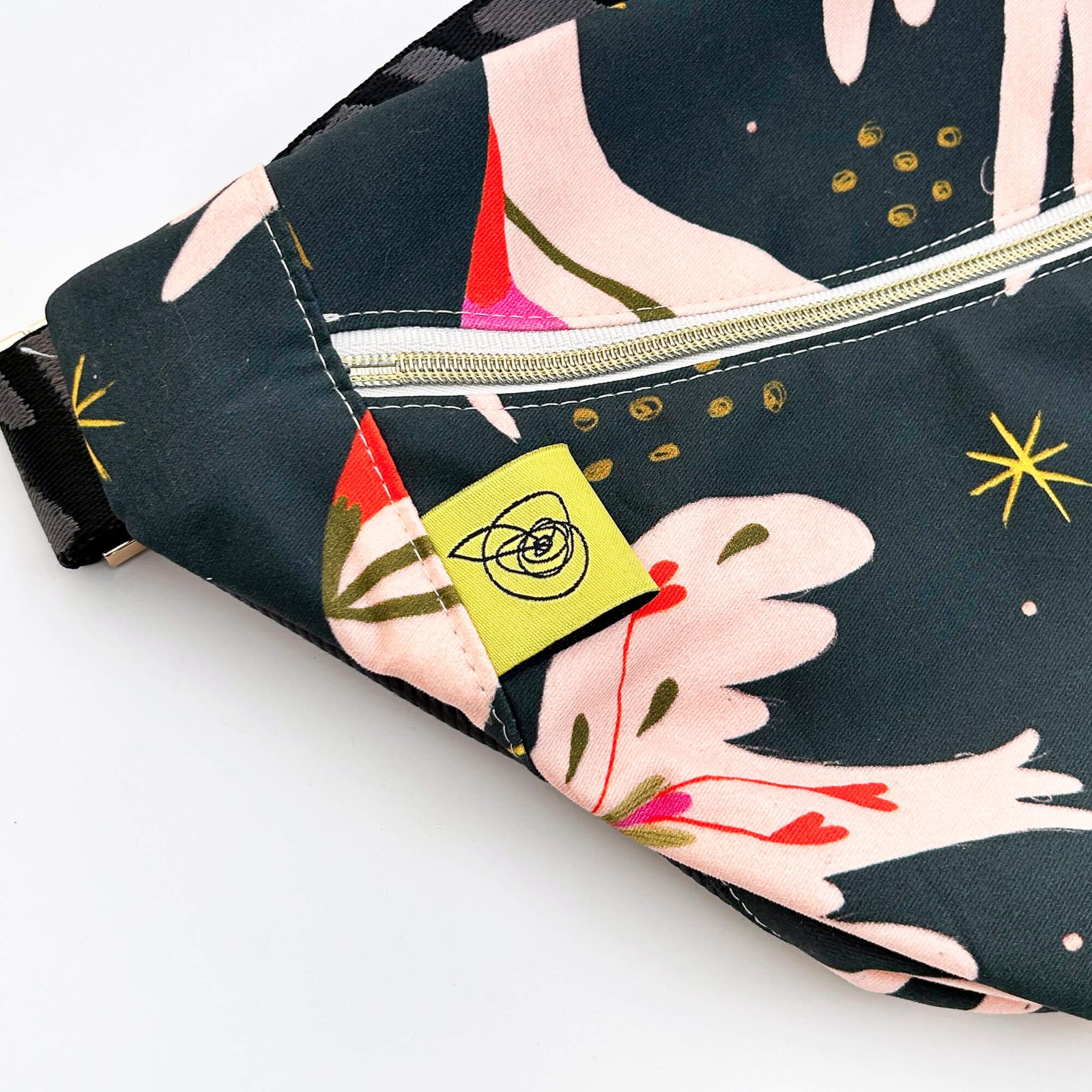 Beltbag birds of paradise detail