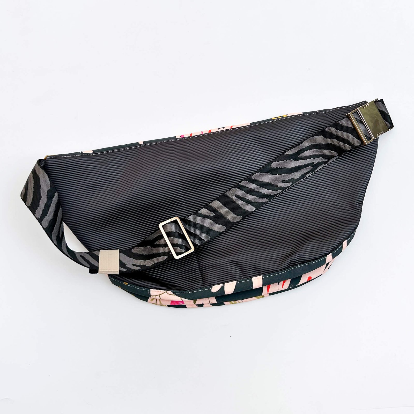 Beltbag birds of paradise back
